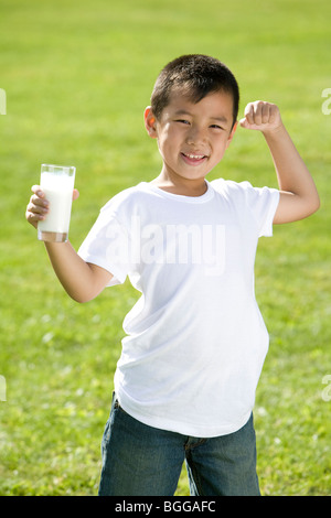 Kleiner Junge mit einem Glas Milch Stockfoto
