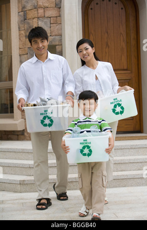 Eine Familie mit drei hält recycling-box Stockfoto