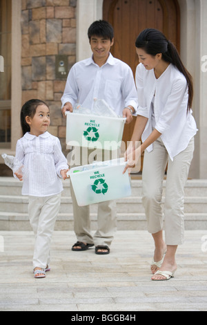 Eine Familie mit drei hält recycling-box Stockfoto