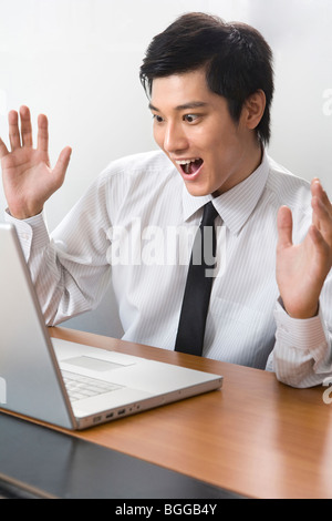 Junger Geschäftsmann mit laptop Stockfoto