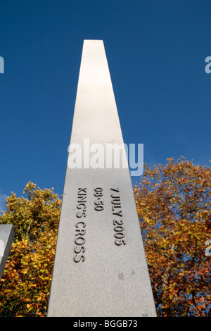 Blick hinauf eine einzelne Spalte in den 7 Juli Memorial "für die 52 Opfer von den terroristischen Anschlägen in London der 7. Juli 2005. Stockfoto