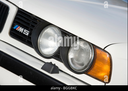 BMW M5 E34 Form - 1988 bis 1996 - hohe Leistung Luxus Limousine Auto Abzeichen und Scheinwerfer Stockfoto