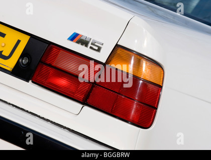 BMW M5 E34 Form - 1988 bis 1996 - hohe Leistung Luxus Limousine Auto Rücklicht und Abzeichen Stockfoto