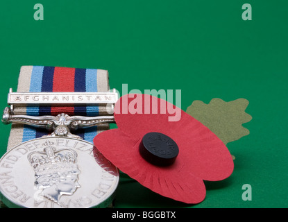 Britische Armee Aghanistan Service Medal mit künstlichen Mohn Konzeptbild. Stockfoto