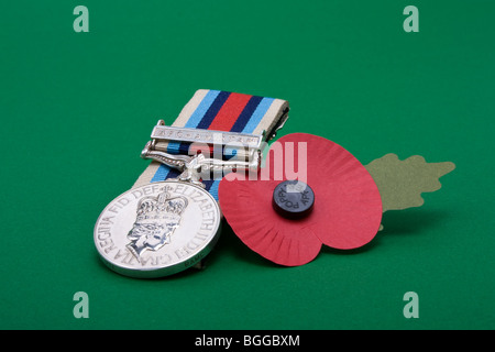 Britische Armee Aghanistan Service Medal mit künstlichen Mohn Konzeptbild. Stockfoto