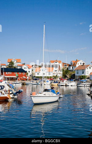 Segelboot auf dem Weg aus dem Hafen Mollesund in Schweden Stockfoto
