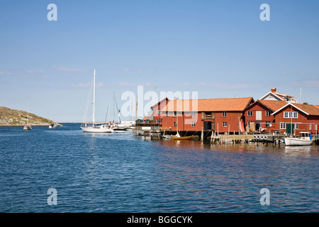 Hafen Sie in einem kleinen Fischerdorf mit Booten am Mollesund in Schweden Stockfoto