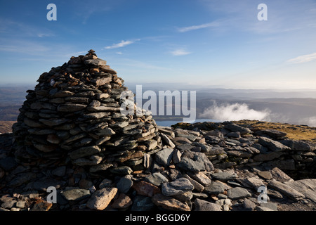 Gipfel Cairn auf der Old Man of Coniston, in der Nähe von Coniston, Lake District, Cumbria Stockfoto