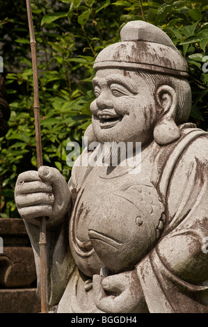 Ebisu, Gott der Fischer oder Kaufleute tragen eine Dorade. Eines der sieben japanischen Glücksgötter. Daikokuten. Kyoto, Japan Stockfoto