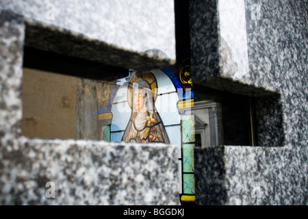 Ein buntes Spiegelbild eines Heiligen auf einem Grab im Friedhof La Recoleta, Buenos Aires, Argentinien Stockfoto