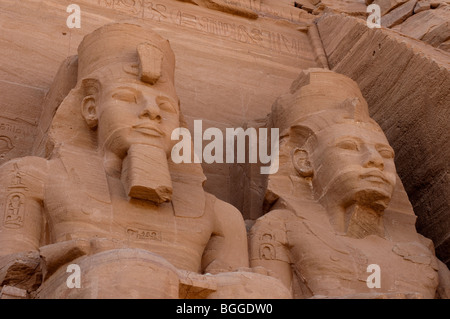 Statuen von König Ramses II. und Königin Nefertari an Abu Simbel, Ägypten Stockfoto