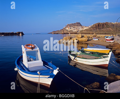 Blick von der alten Stadt Castelsardo vom Angeln Bootshafen Stockfoto