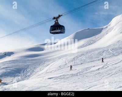 Valluga Seilbahn über verschneite Pisten am Galzig Berg in den österreichischen Alpen im Winter. St. Anton am Arlberg, Tirol, Österreich, Europa. Stockfoto