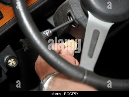 Drehen des Zündschlüssels ein älteres Auto, starten Sie den Motor - Drossel-Regler ist sichtbar Stockfoto