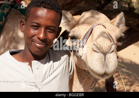 Nubische junge in der Sahara mit seinem Kamel Stockfoto