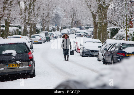 London, England, 6. Januar 2010: Einkaufen in starkem Schneefall, Nebenstraßen nicht gestreut Stockfoto