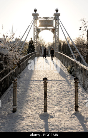 Queens Park Hängebrücke im Winter Schnee die Haine Chester Stockfoto