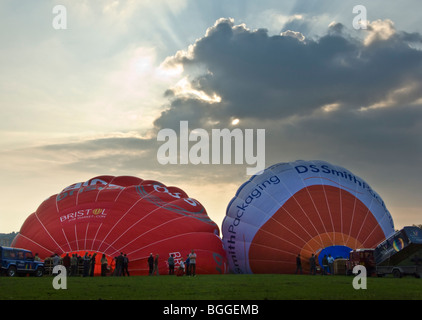 Heißluftballons fliegen wird vorbereitet Stockfoto