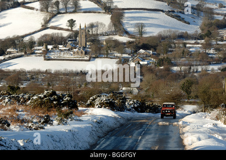 4 Rad-Antrieb auf Schnee bedeckt Straße unsere von Widecombe in der Moor Dorf Dartmoor Devon Stockfoto