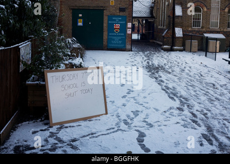 Ein Schild sagt, dass Eltern, dass der Dulwich Hamlet Junior School für heute, bei widrigen Wetterbedingungen im Frühjahr 2010 geschlossen ist. Stockfoto