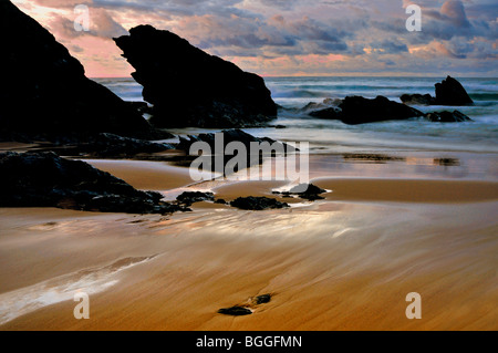 Portugal, Alentejo: Felsen und Steinen am Praia Grande in Porto Covo Stockfoto