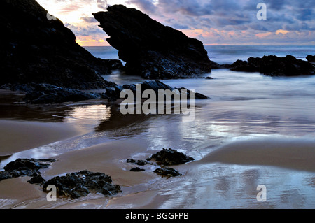 Portugal, Alentejo: Felsen und Steinen am Praia Grande in Porto Covo Stockfoto