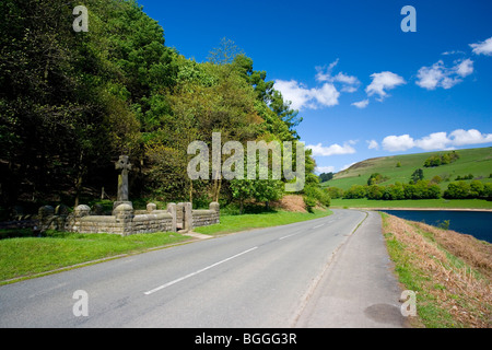 Kriegerdenkmal am Ladybower Vorratsbehälter in der oberen Derwent Valley in Derbyshire; England Stockfoto