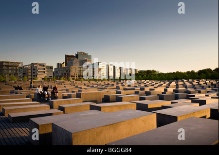 Abend, Denkmal für die ermordeten Juden Europas, Holocaust-Mahnmal vor Hochhäusern, der Potsdamer Platz Potsdam Stockfoto