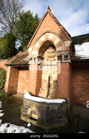 Brunnen, errichtet im Jahre 1874 von der Gräfin von Carnarvon und präsentiert die Dorfbewohner von Gedling, Nottinghamshire Stockfoto