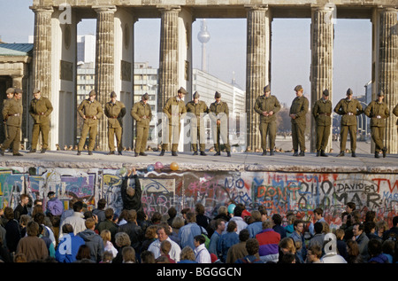 Fall der Berliner Mauer: Soldaten retten die Mauer am Brandenburger Tor, Berlin, Deutschland Stockfoto