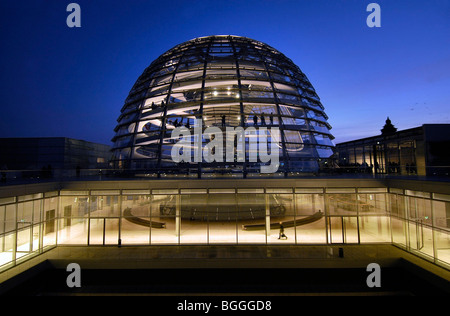 Kuppel und parlamentarischen Partei Stock des Reichstagsgebäudes, Berlin, Deutschland Stockfoto