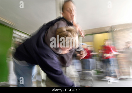 Schülerinnen und Schüler in einem (inszenierten) Kampf, Berlin, Deutschland Stockfoto