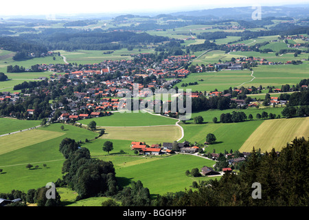 Blick auf die Stadt Aschau Oberbayern Deutschland aus der Vogelperspektive Stockfoto