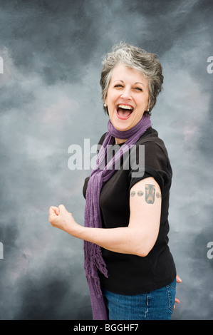 Mittlere gealterte Frau kaukasischen beugt und zeigt ihr neues Tattoo. Bild ist Modell veröffentlicht. Stockfoto