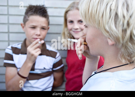 Kinder, die das Rauchen von Zigaretten, close-up Stockfoto