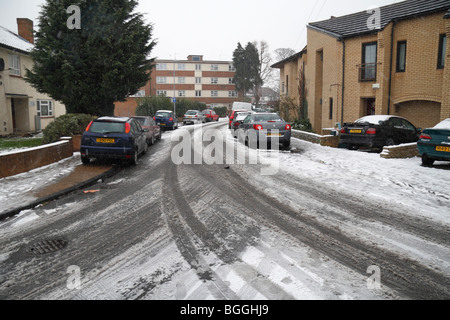 Schneebedeckte Straße in Hounslow, westlich von London, im Winter 2009/10. Stockfoto