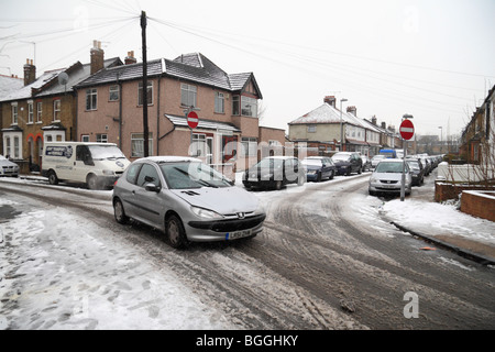 Auto fahren auf Schnee bedeckt Straße in Hounslow, westlich von London, im Winter 2009/10. Stockfoto