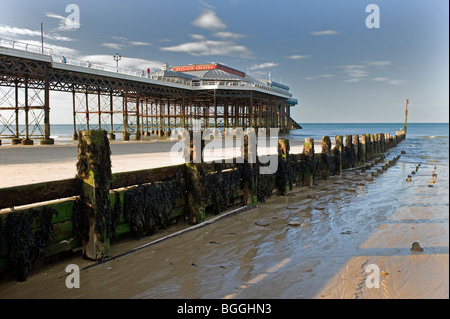 warmen Abendsonne strahlt über Cromer Pier und Strand North Norfolk united Kingdom Stockfoto