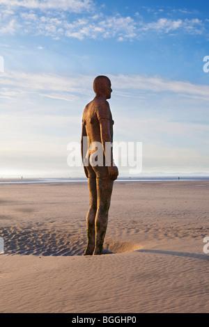 Antony Gormley Bügeleisen Männer Statue; "einem anderen Ort" Eisen Skulptur am Crosby Beach Stockfoto