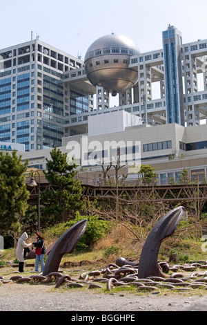 Anker-Skulptur vor der Fuji TV, Tokio, Japan, niedrigen Winkel Gebäudeansicht Stockfoto