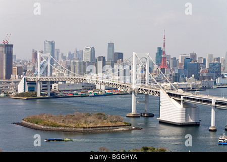 Rainbow Bridge mit Skyline, Tokio, Japan, Luftperspektive Stockfoto