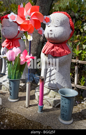 Statuen von Jizo in einem buddhistischen Tempel, Tokio, Japan, Nahaufnahme Stockfoto