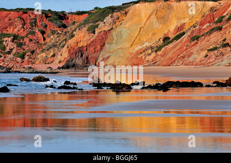 Portugal, Algarve: Sandklippen am Strand Praia do Amado Stockfoto