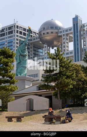 Freiheitsstatue Liberty Replik vor der Fuji TV, Tokio, Japan, niedrigen Winkel Gebäudeansicht Stockfoto