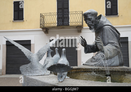 Brunnen mit Statue des Heiligen St. Francis mit Tauben oder Tauben von Giovan Battista Ricci in Vigevano Lombardei Italien Stockfoto