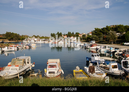 Kleines Boot Hafen von Nea Potidea in der Region Chalkidiki Nordgriechenland Stockfoto