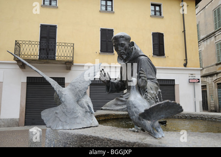 Brunnen mit Statue des Heiligen St. Francis mit Tauben oder Tauben von Giovan Battista Ricci in Vigevano Lombardei Italien Stockfoto