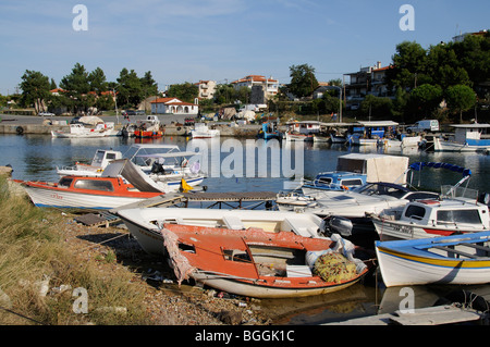 Kleinerer Boot Hafen von Nea Potidea in der Region Chalkidiki Nordgriechenland ein Wrack verwöhnt die Vordergrund-Landschaft Stockfoto