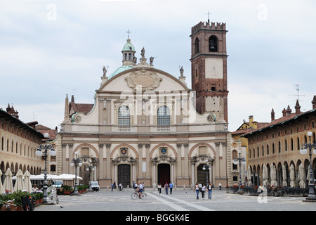 Piazza Ducale Vigevano Italien mit 17. Jahrhundert Kathedrale oder Dom entworfen von Antonio da Lonate mit konkaven Barockfassade Stockfoto