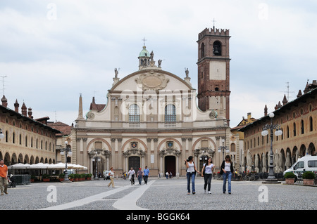 Junge Frauen in Piazza Ducale Vigevano Italien mit 17. Jahrhundert Kathedrale oder Dom entworfen von Antonio da Lonate laufen Stockfoto